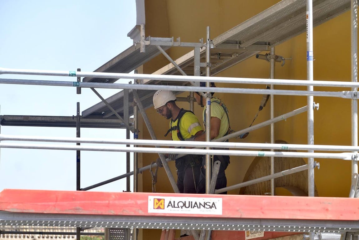 El Arco de la Macarena rodeado de andamios para las obras de restauración