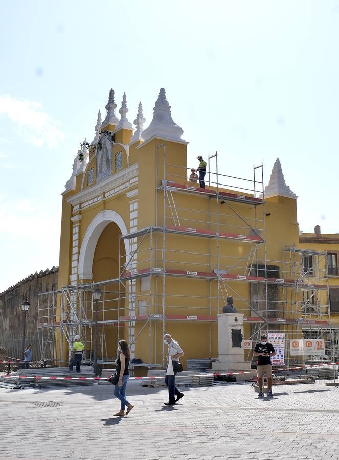 El Arco de la Macarena rodeado de andamios para las obras de restauración