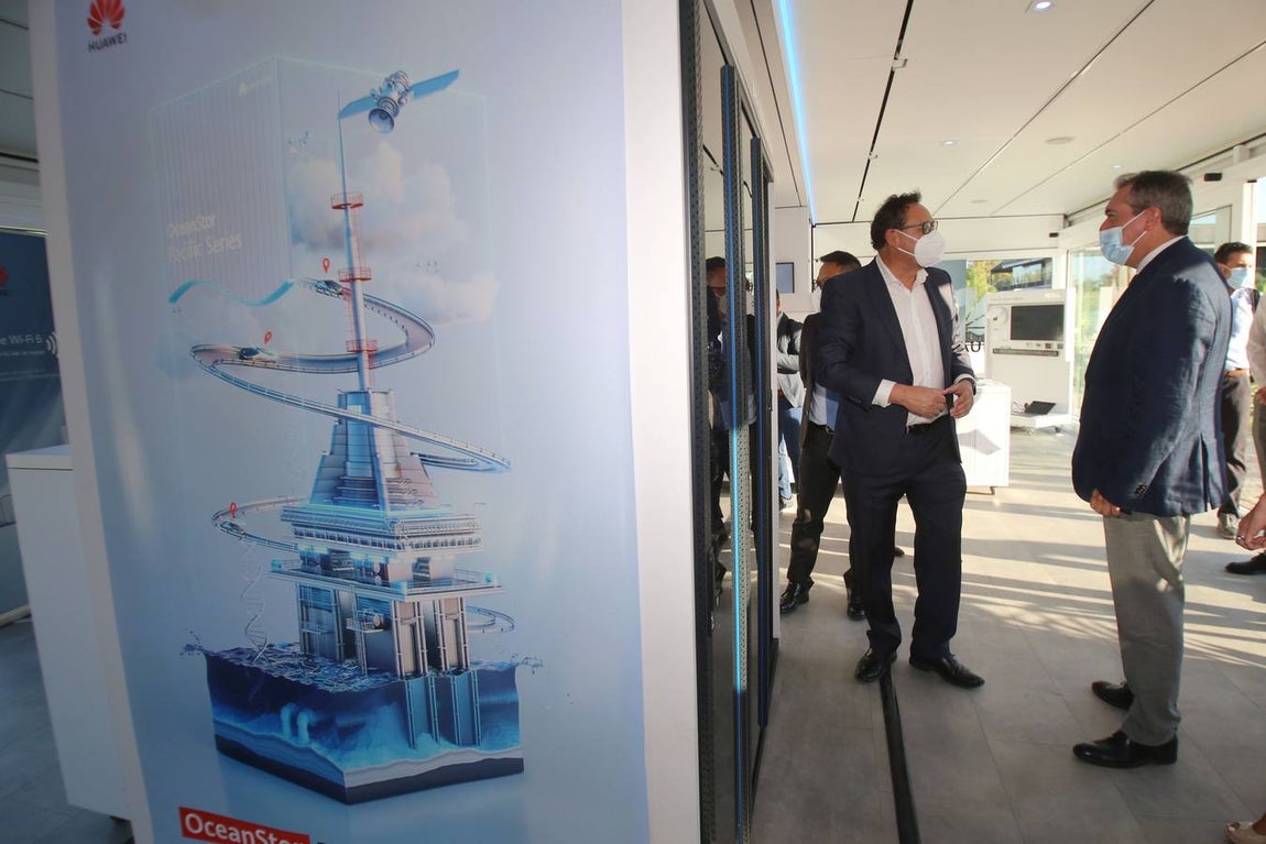 Visita del alcalde de Sevilla, Juan Espadas, al centro de demostraciones tecnológico 'Huawei Enterprise Roadshow 2021'