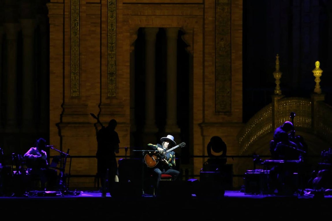 Zucchero encandila a Sevilla en la Plaza de España