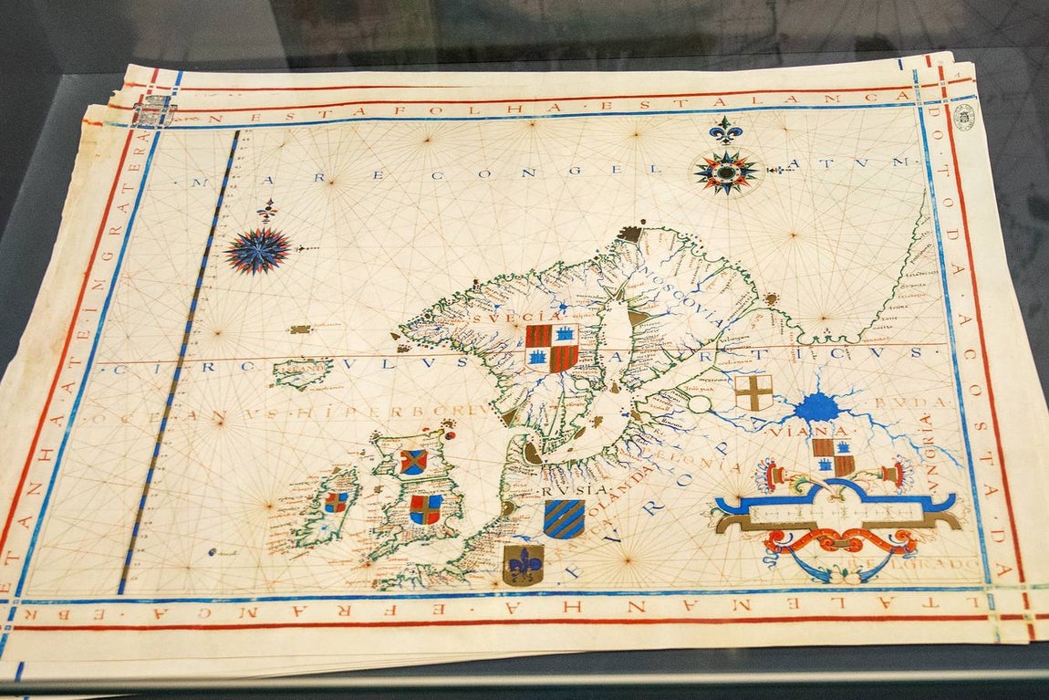 En imágenes, la exposición &#039;Plantas y flores curativas en los códices iluminados (siglos X - XVI)&#039; en el Alcázar de Sevilla