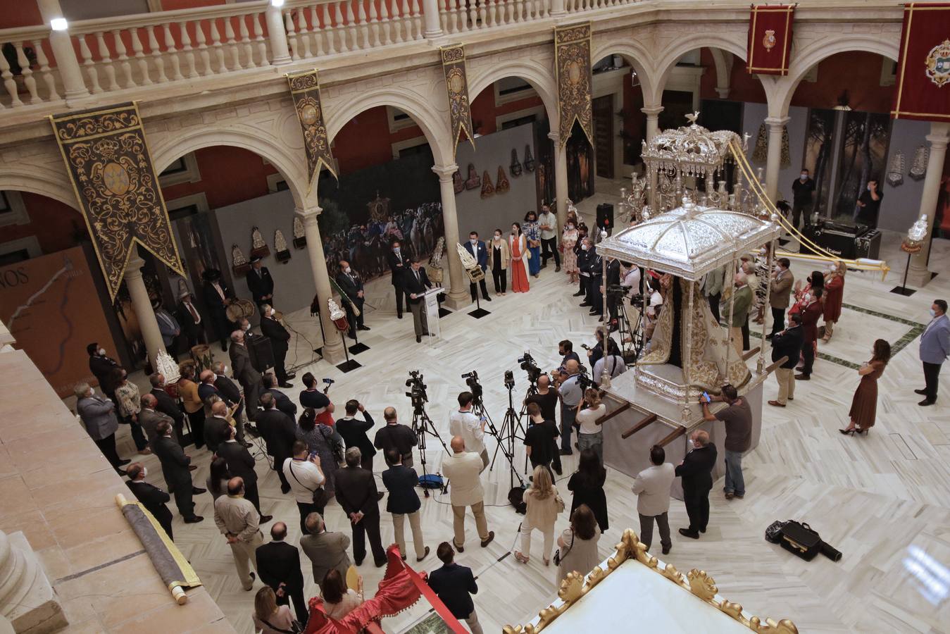 Toda la devoción a la Virgen del Rocío, desplegada en pleno centro de Sevilla