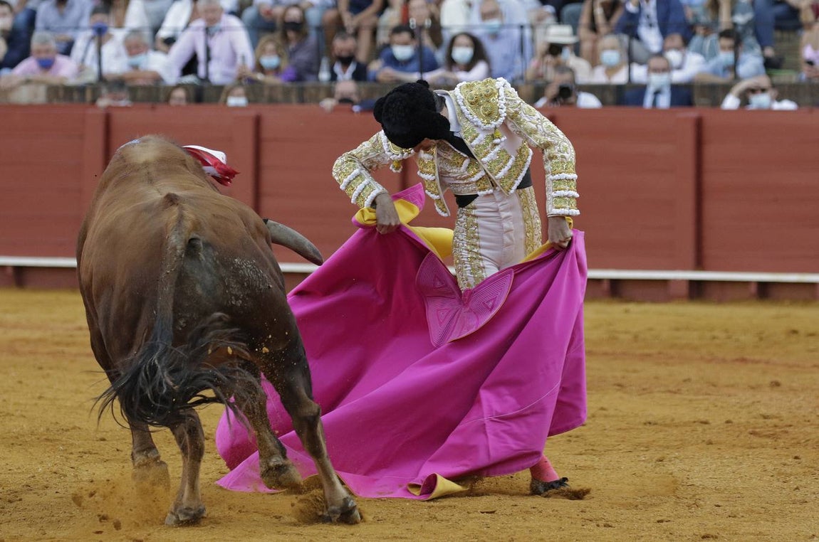 Ángel Jiménez, de blanco y oro en la Maestranza