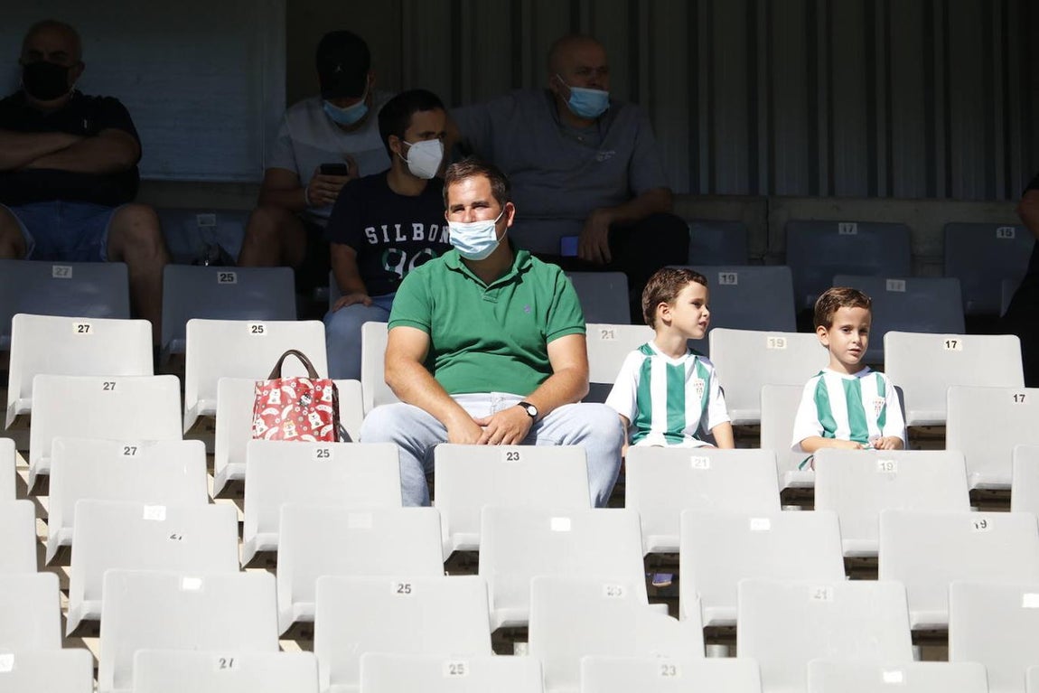 El ambiente en las gradas del Córdoba-San Fernando, en imágenes