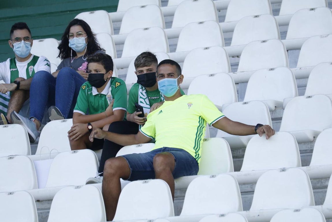 El ambiente en las gradas del Córdoba-San Fernando, en imágenes