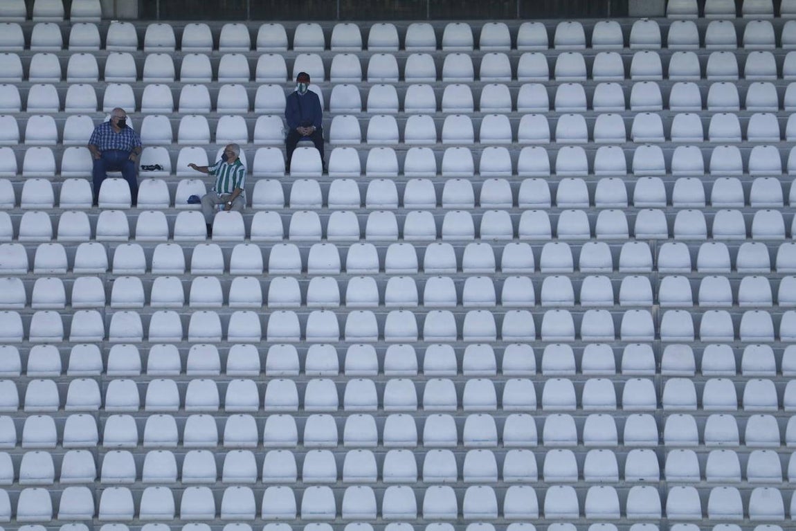 El ambiente en las gradas del Córdoba-San Fernando, en imágenes