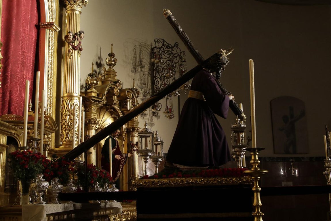 El Señor del Gran Poder en las andas para ser trasladado a los Tres Barrios