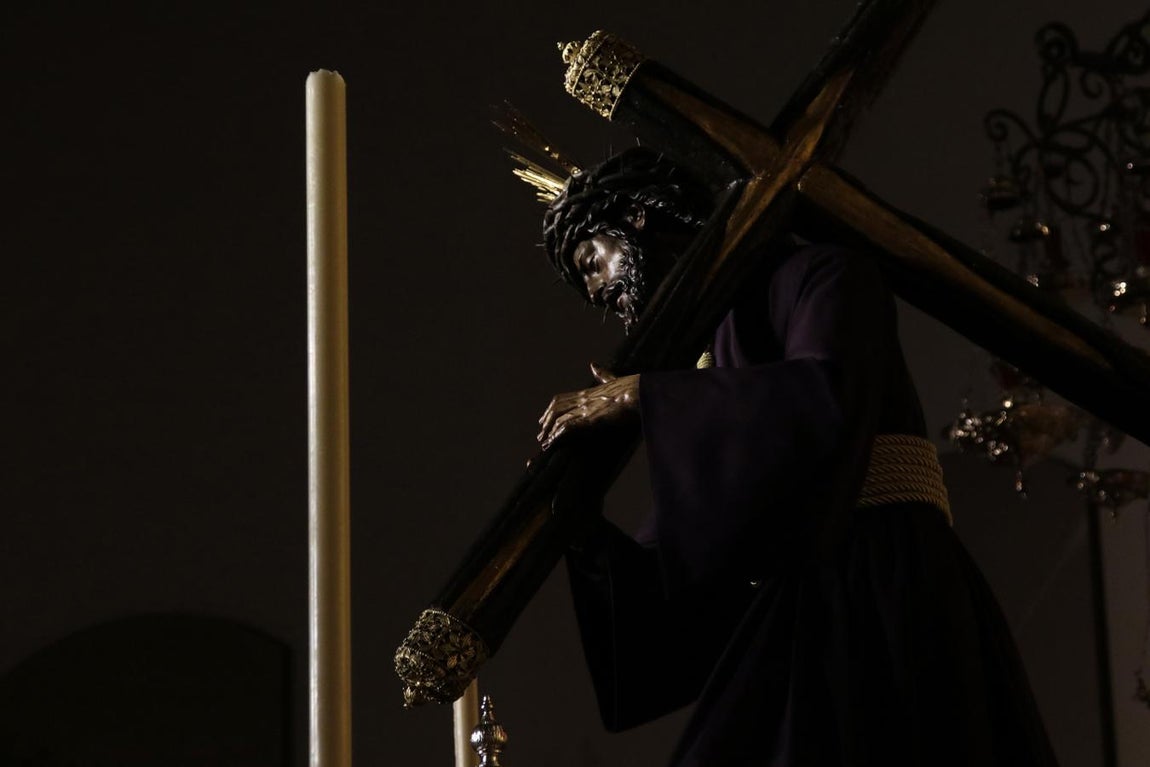 El Señor del Gran Poder en las andas para ser trasladado a los Tres Barrios