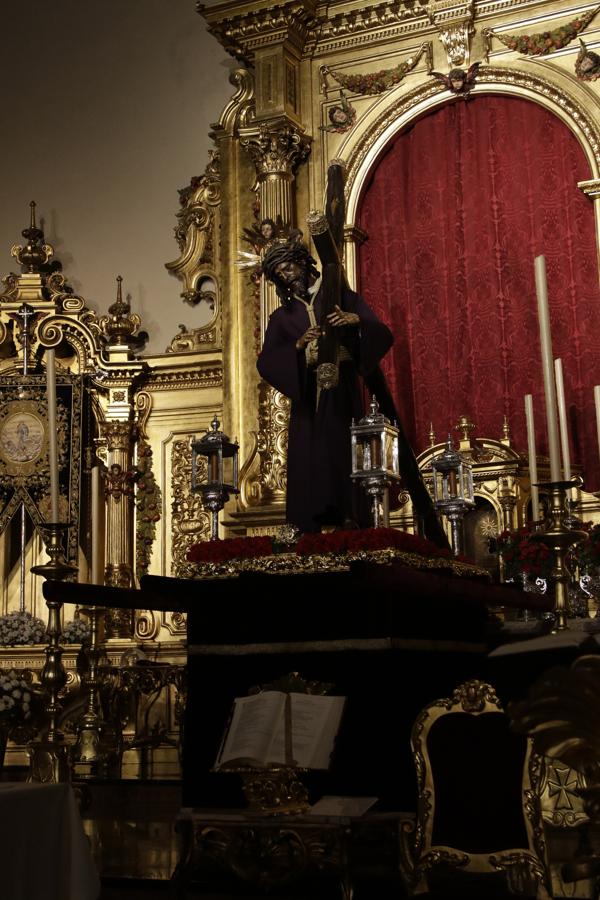 El Señor del Gran Poder en las andas para ser trasladado a los Tres Barrios