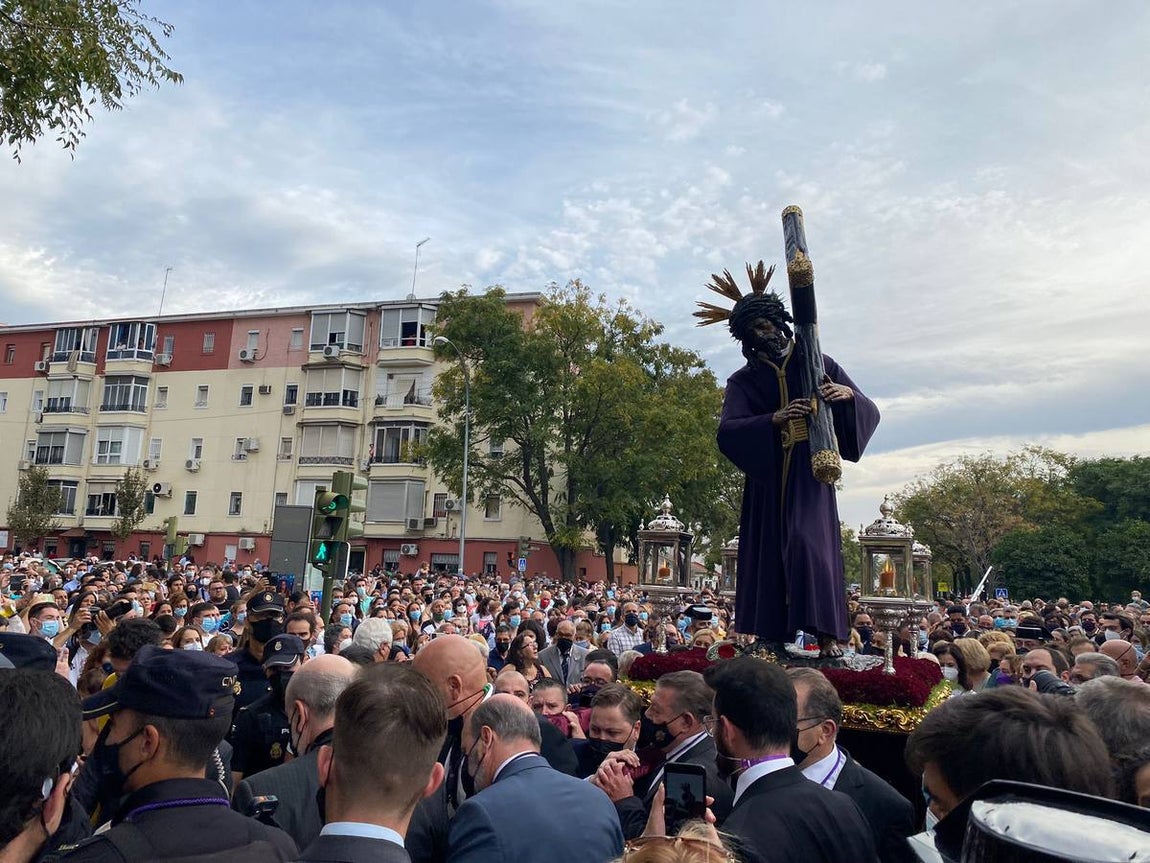 Salida del Gran Poder: Impresionante llegada del Señor a Tres Barrios, la espera termina