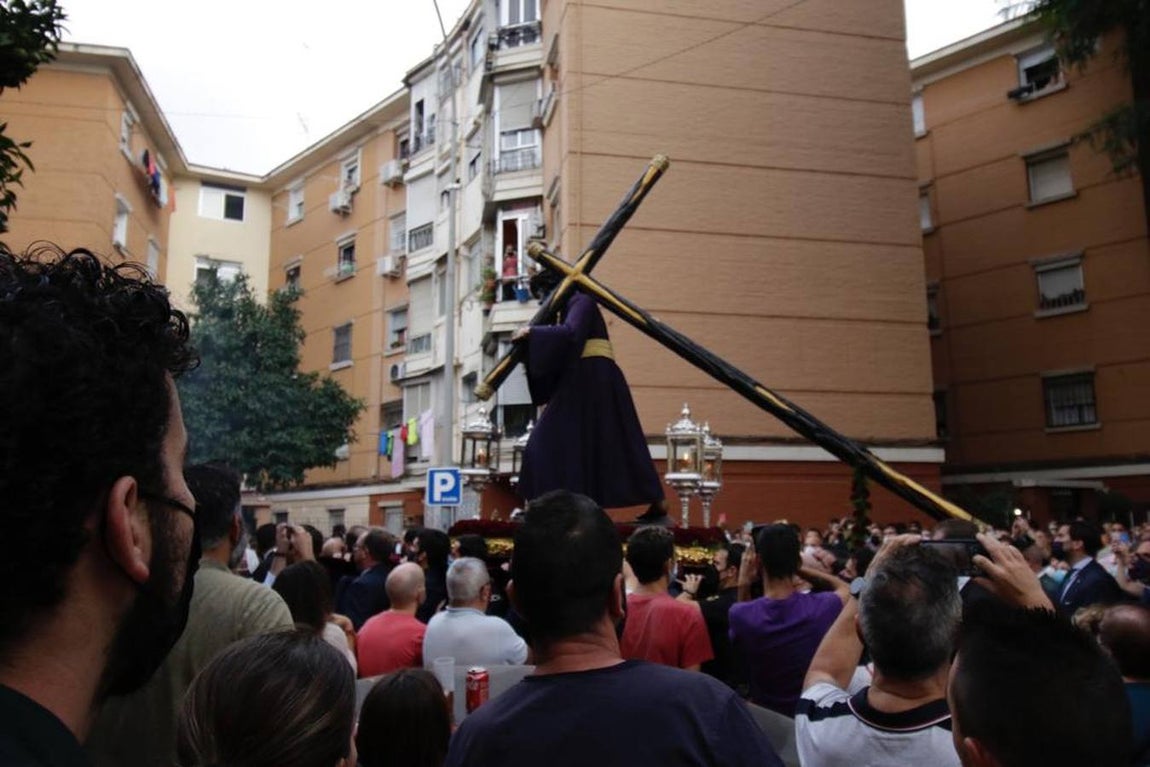Salida del Gran Poder: Impresionante llegada del Señor a Tres Barrios, la espera termina