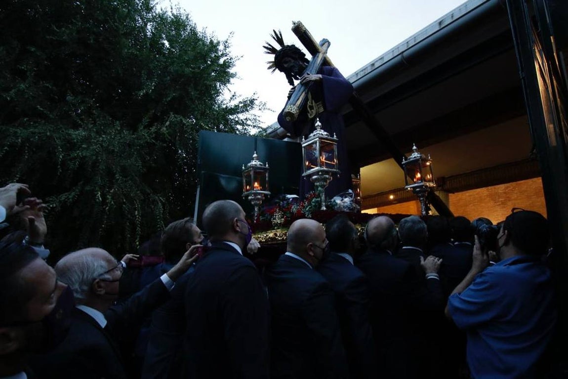 Salida del Gran Poder: Impresionante llegada del Señor a Tres Barrios, la espera termina