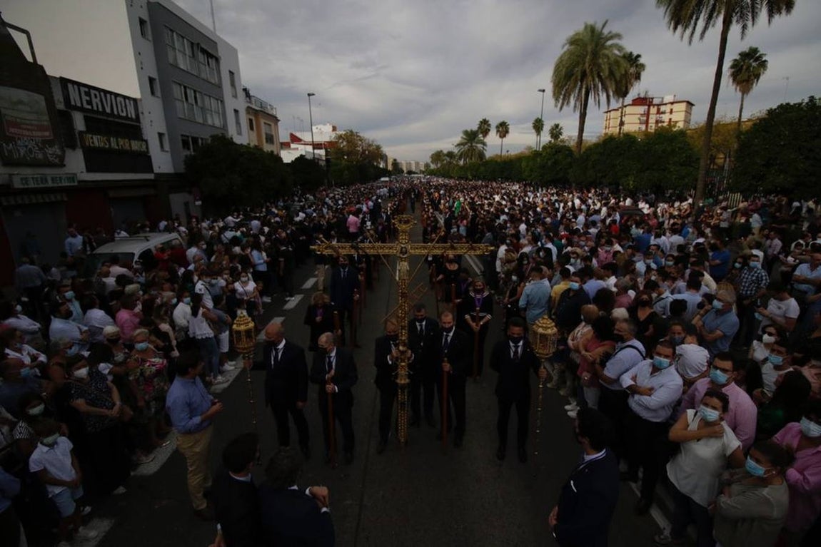 Salida del Gran Poder: Impresionante llegada del Señor a Tres Barrios, la espera termina
