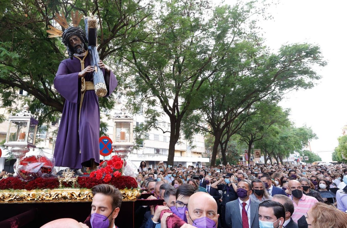 Salida del Gran Poder: Impresionante llegada del Señor a Tres Barrios, la espera termina