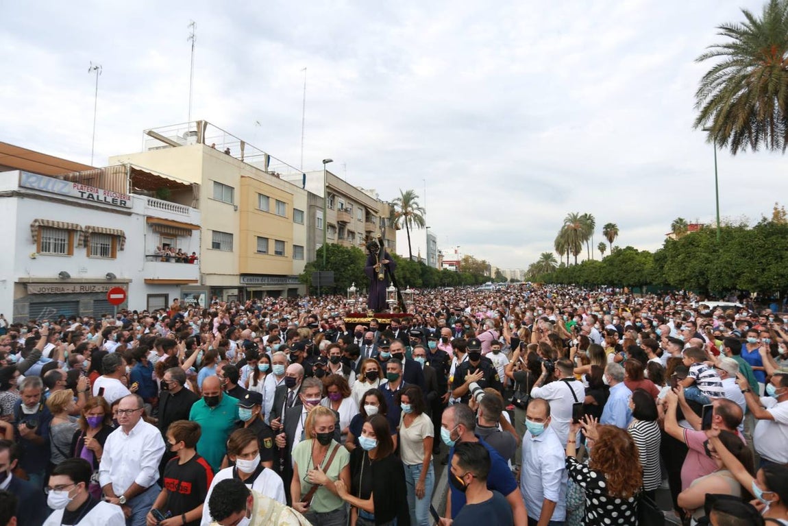 Salida del Gran Poder: Impresionante llegada del Señor a Tres Barrios, la espera termina
