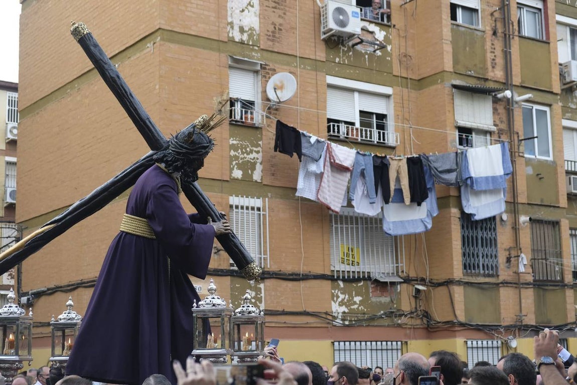 Salida del Gran Poder: Impresionante llegada del Señor a Tres Barrios, la espera termina