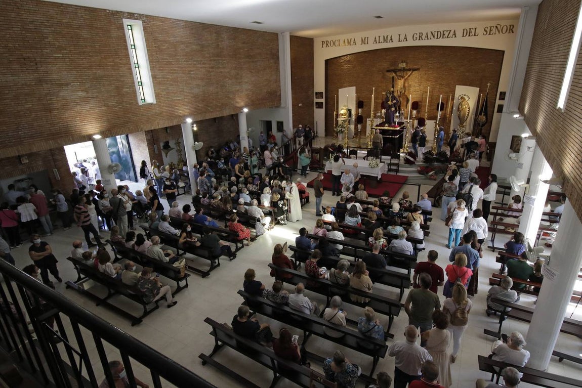 Nadie quiere faltar a su cita con el Gran Poder en la parroquia de la Blanca Paloma
