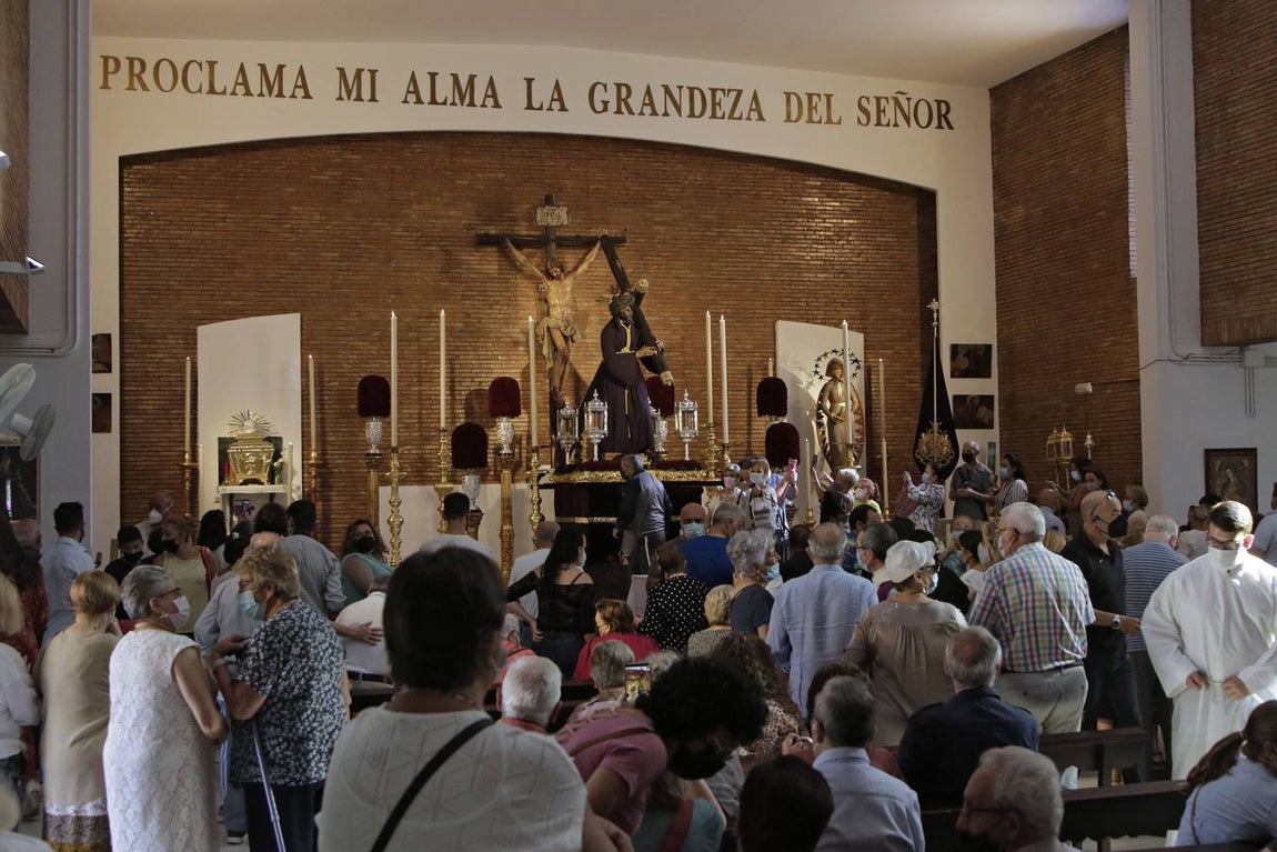 Nadie quiere faltar a su cita con el Gran Poder en la parroquia de la Blanca Paloma