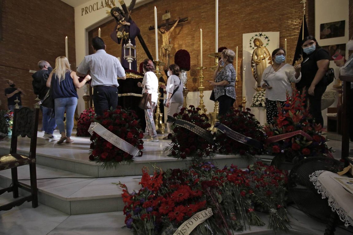 Nadie quiere faltar a su cita con el Gran Poder en la parroquia de la Blanca Paloma