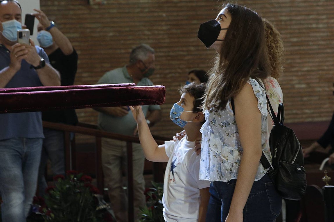 Nadie quiere faltar a su cita con el Gran Poder en la parroquia de la Blanca Paloma