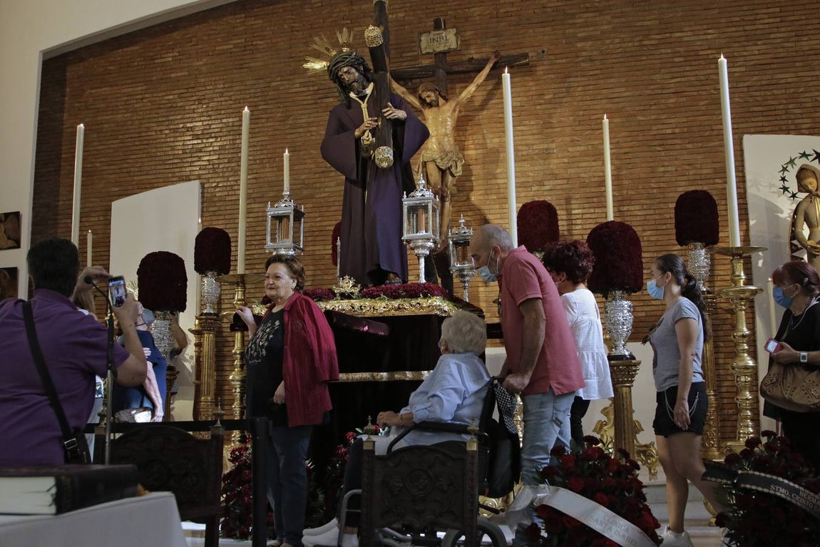 Nadie quiere faltar a su cita con el Gran Poder en la parroquia de la Blanca Paloma