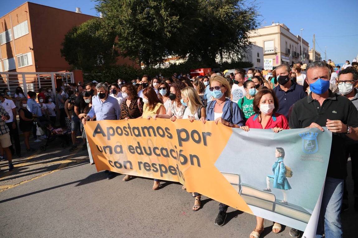 En imágenes, manifestación de apoyo a las profesoras agredidas en Coria del Río
