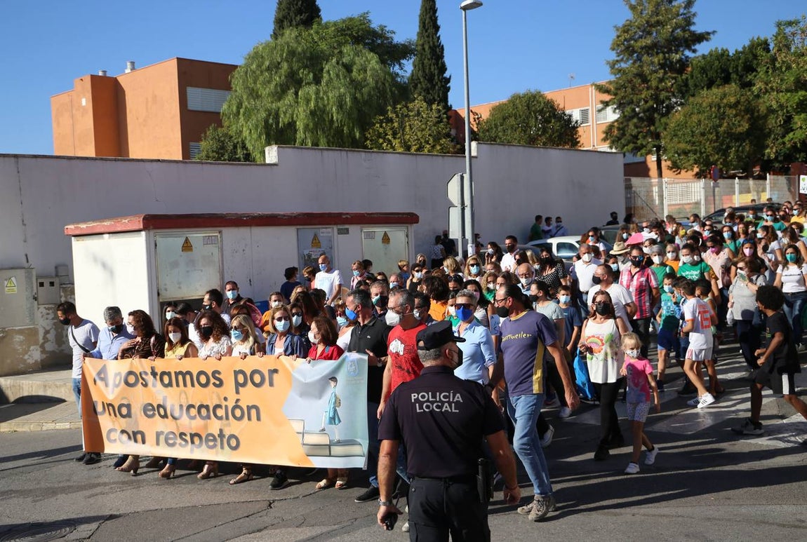 En imágenes, manifestación de apoyo a las profesoras agredidas en Coria del Río