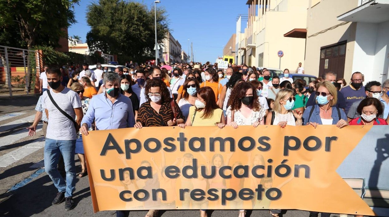 En imágenes, manifestación de apoyo a las profesoras agredidas en Coria del Río