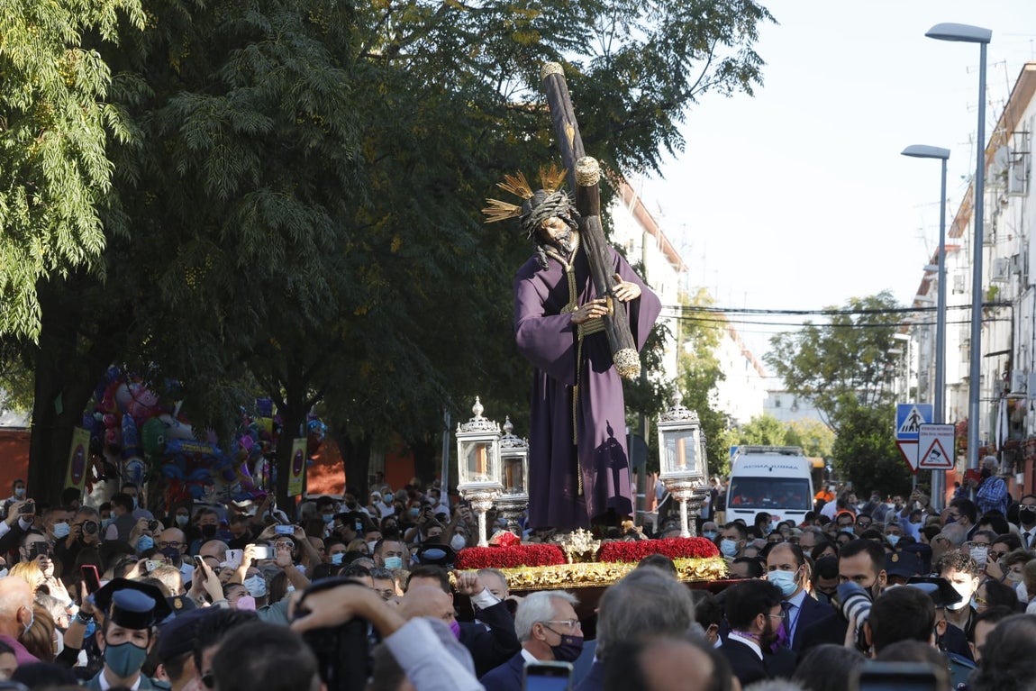 El Señor del Gran Poder recorre las zonas más humildes del barrio de los Pajaritos