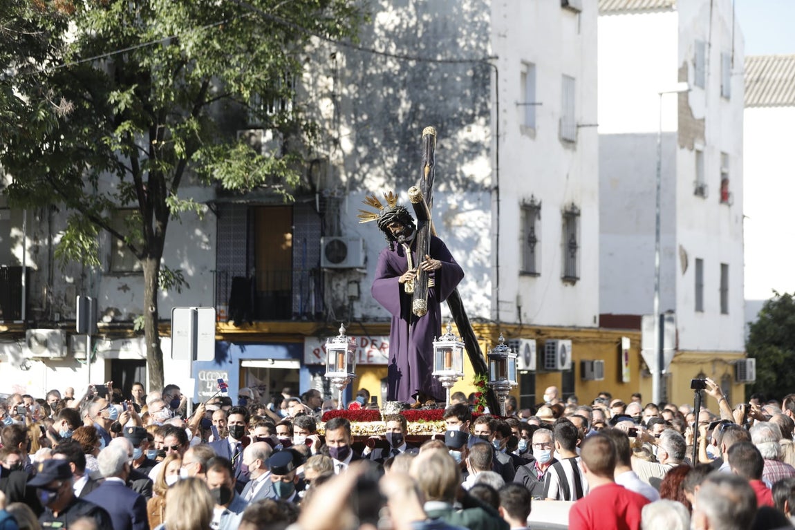El Señor del Gran Poder recorre las zonas más humildes del barrio de los Pajaritos