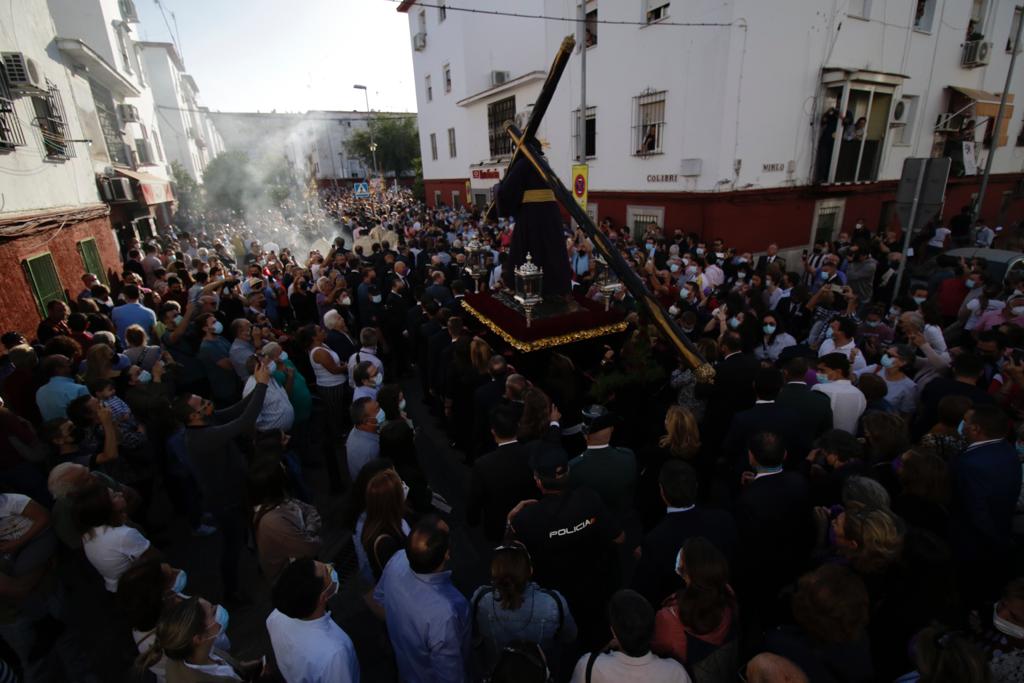 El Señor del Gran Poder recorre las zonas más humildes del barrio de los Pajaritos