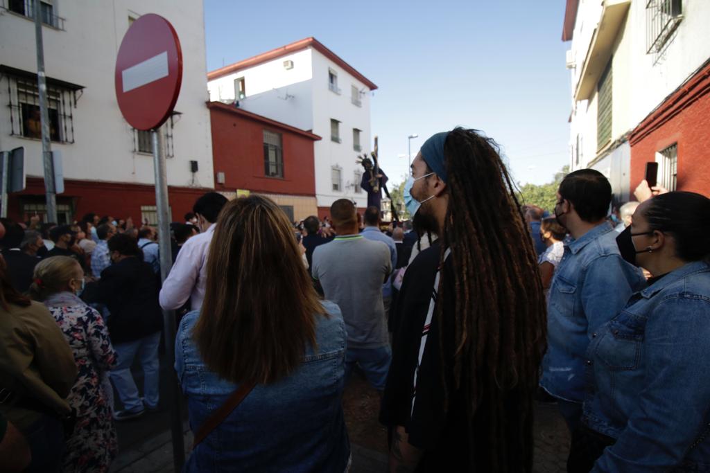El Señor del Gran Poder recorre las zonas más humildes del barrio de los Pajaritos