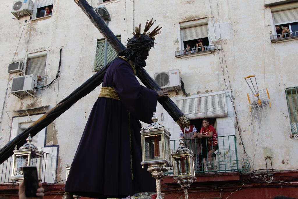 El Señor del Gran Poder recorre las zonas más humildes del barrio de los Pajaritos