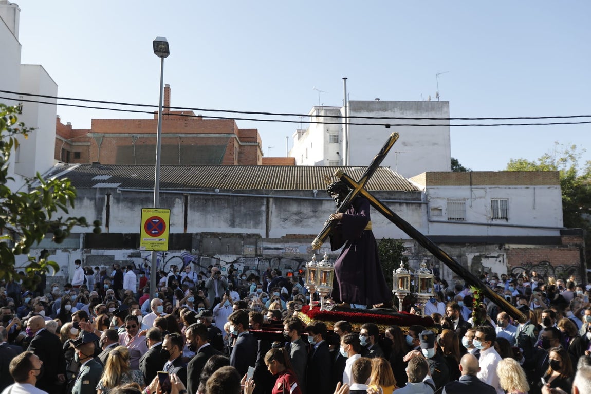 El Señor del Gran Poder recorre las zonas más humildes del barrio de los Pajaritos