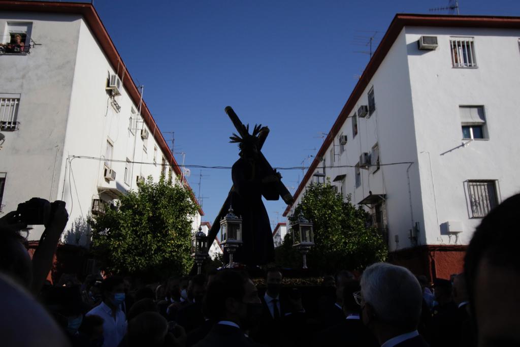 El Señor del Gran Poder recorre las zonas más humildes del barrio de los Pajaritos