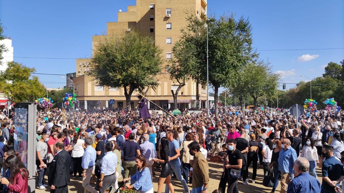 La histórica imagen del Gran Poder frente a la mezquita de Amate