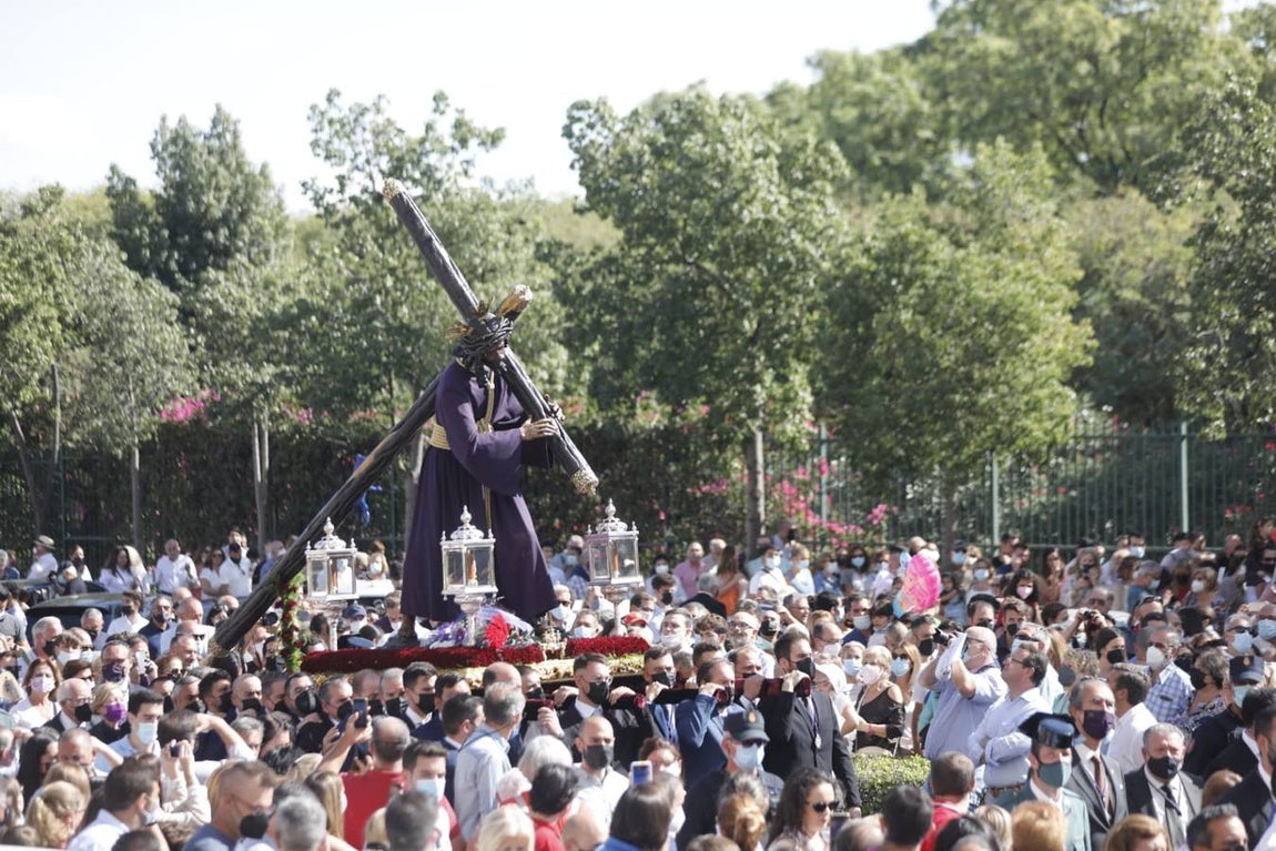 La histórica imagen del Gran Poder frente a la mezquita de Amate