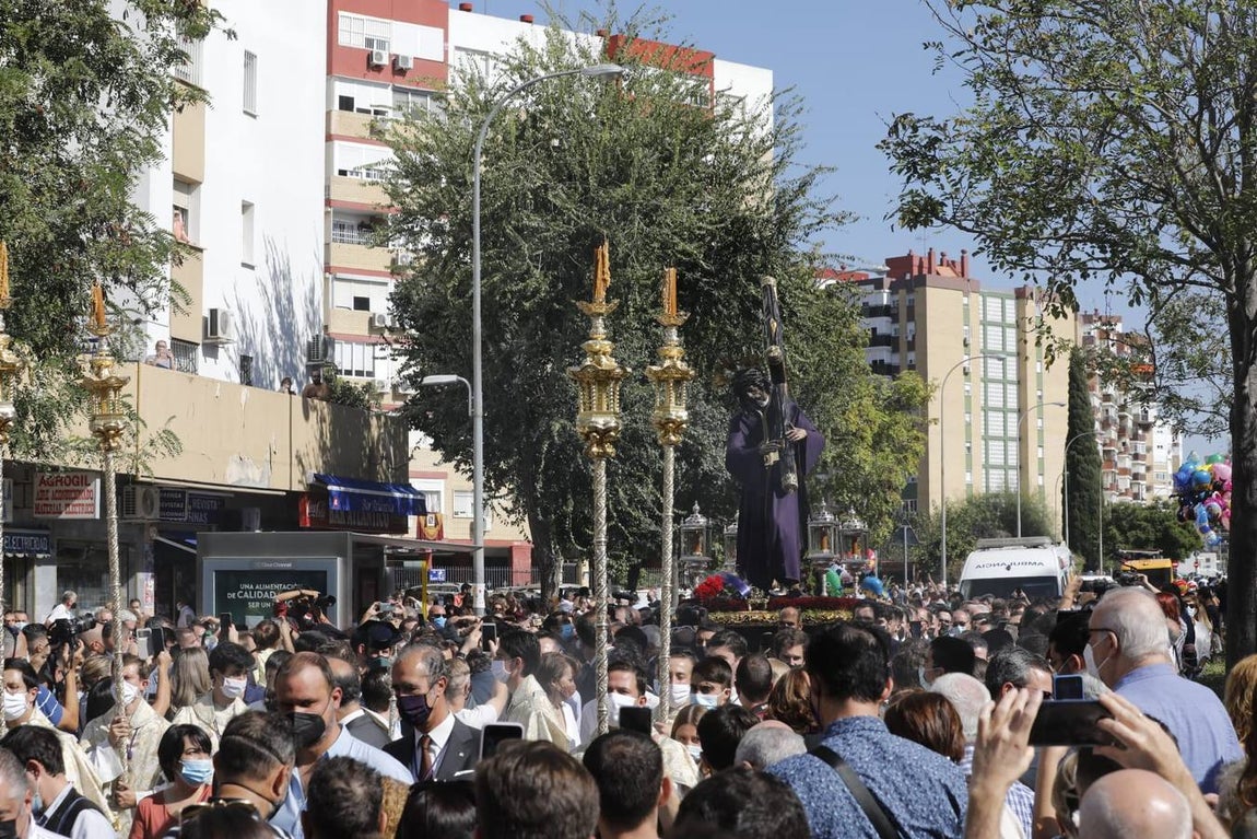 La histórica imagen del Gran Poder frente a la mezquita de Amate