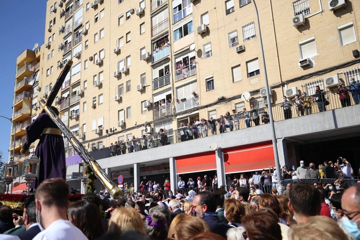 La histórica imagen del Gran Poder frente a la mezquita de Amate
