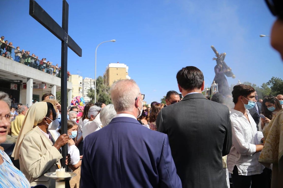 La histórica imagen del Gran Poder frente a la mezquita de Amate