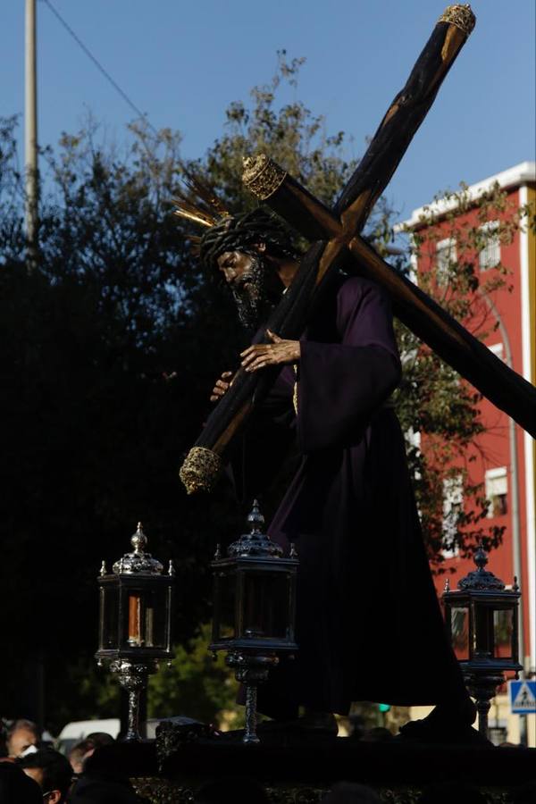 El Señor del Gran Poder saliendo de la parroquia de la Blanca Paloma en los Pajaritos