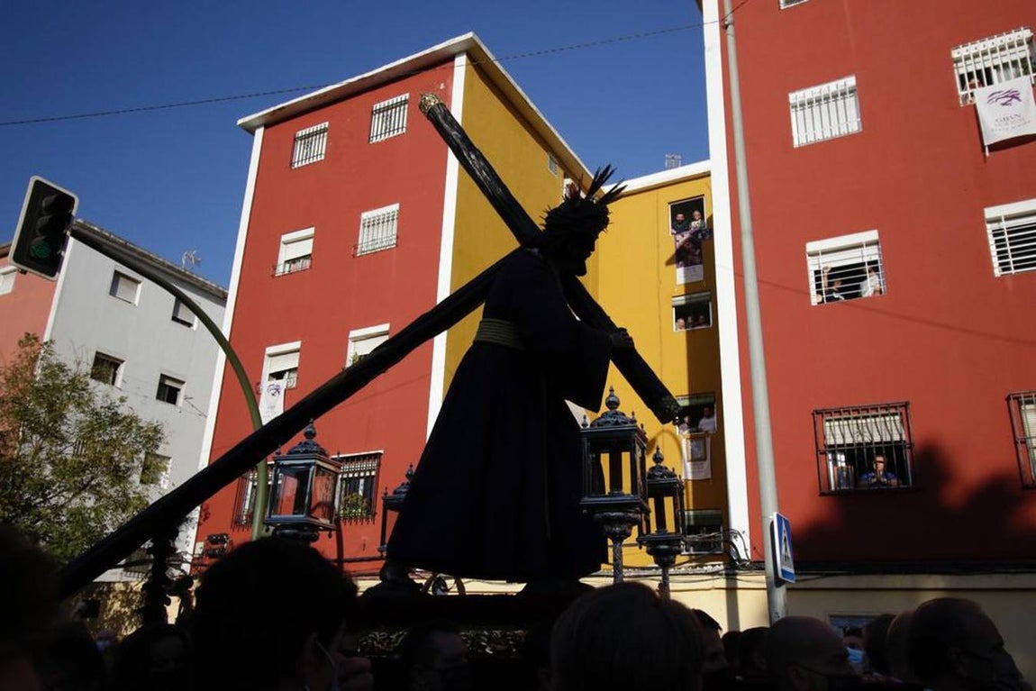 El Señor del Gran Poder saliendo de la parroquia de la Blanca Paloma en los Pajaritos