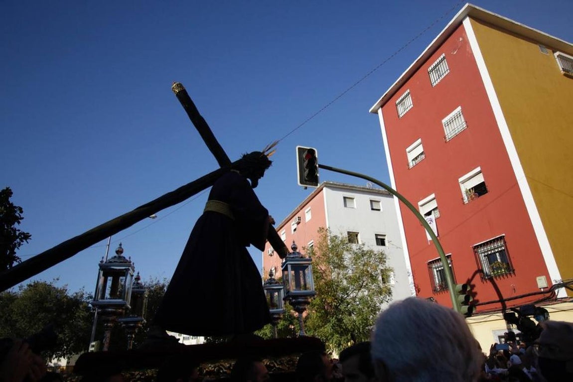 El Señor del Gran Poder saliendo de la parroquia de la Blanca Paloma en los Pajaritos