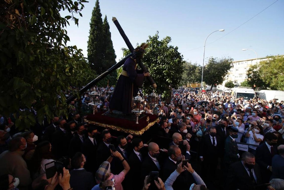 El Señor del Gran Poder saliendo de la parroquia de la Blanca Paloma en los Pajaritos