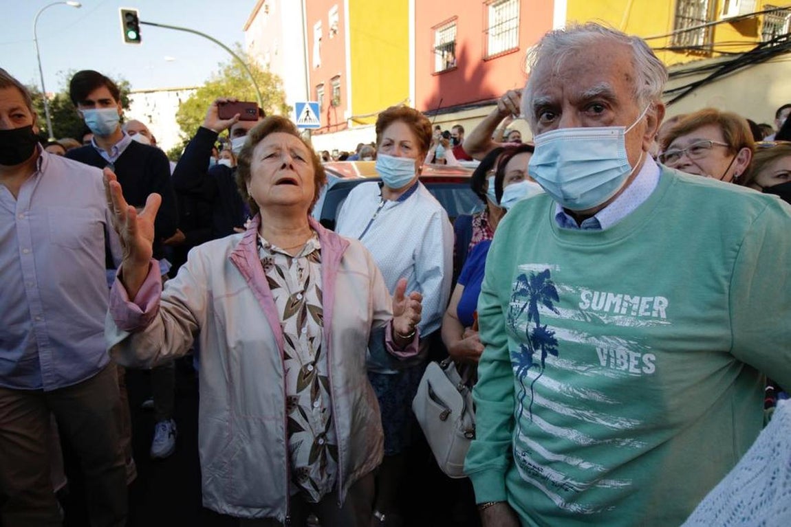 El Señor del Gran Poder saliendo de la parroquia de la Blanca Paloma en los Pajaritos