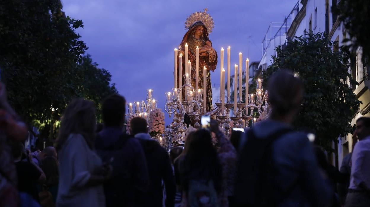 La procesión de la Virgen del Amparo en Córdoba, en imágenes