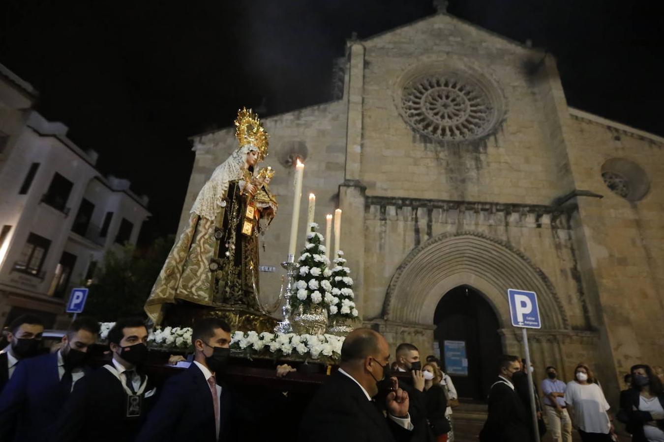La Virgen del Amparo reina el día de Todos los Santos en su procesión en Córdoba