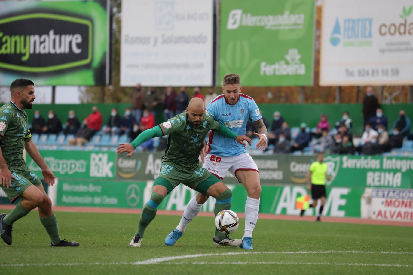 La decepción en el Córdoba CF tras caer ante el Villanovense, en imágenes