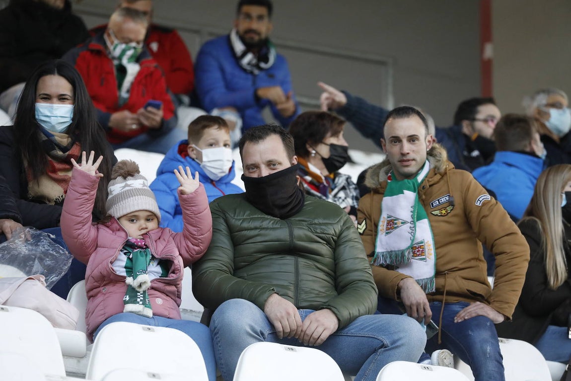 La grada disfruta de la goleada del Córdoba CF al Mérida, en imágenes