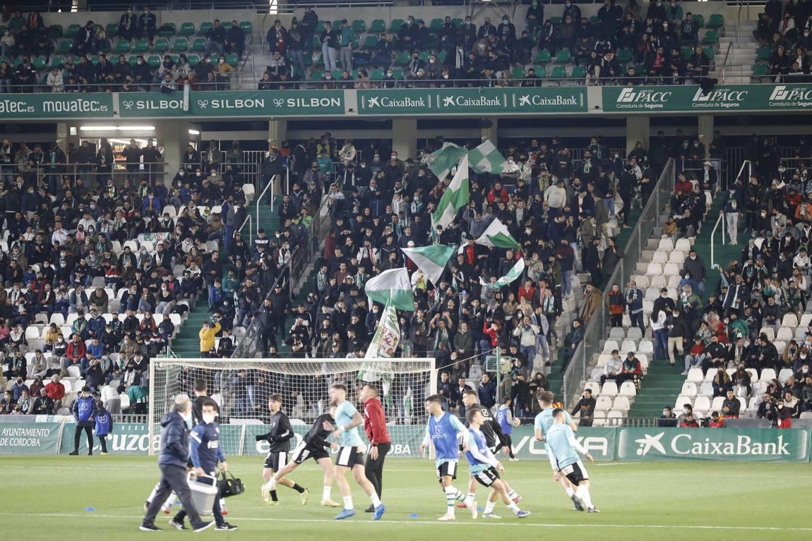 El ambientazo en la grada del Arcángel en el Córdoba CF - Sevilla FC, en imágenes